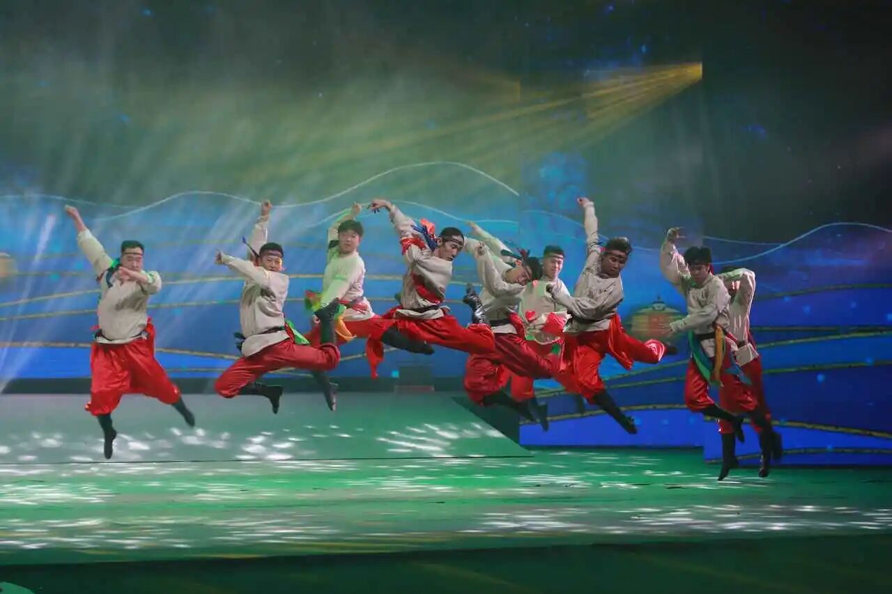 赤峰市乌兰牧骑迎新春演出燃情上演