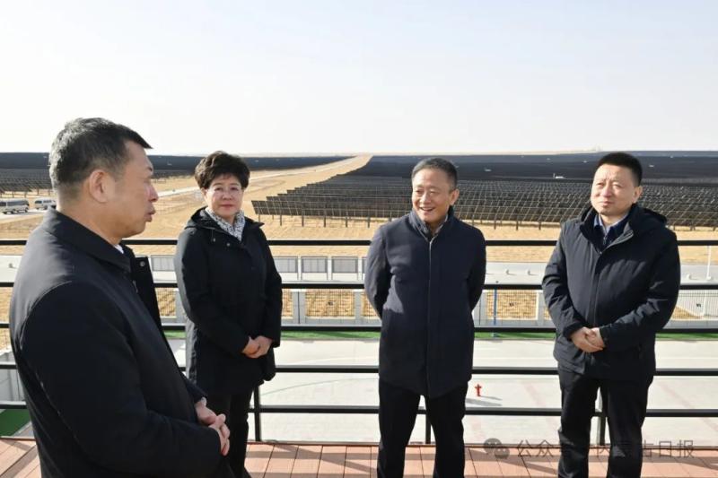 孙绍骋在阿拉善盟调研防沙治沙工作